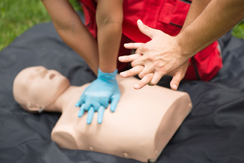 Compressões torácicas em manequim de treino de reanimação
