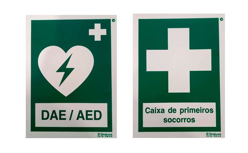 Sinalética fotoluminescente DAE e caixa de primeiros socorros