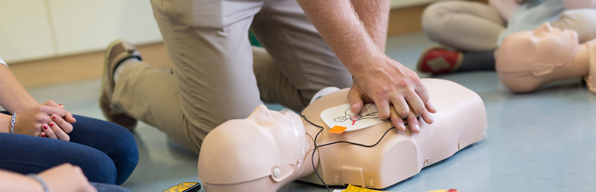 Formando a praticar compressões torácicas num manequim durante um curso de Suporte Básico de Vida